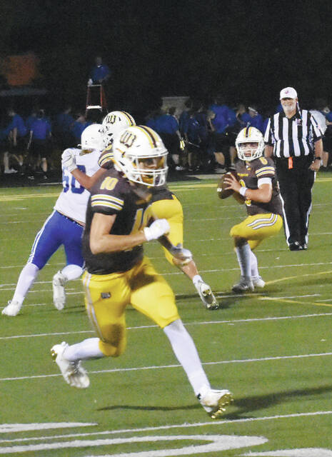 Western Brown junior quarterback, Brady Sutton, gets set to deliver a pass to senior wide receiver Isaiah Smith during the Broncos week two game against Washington Courthouse. Photo by Nolan Simmons